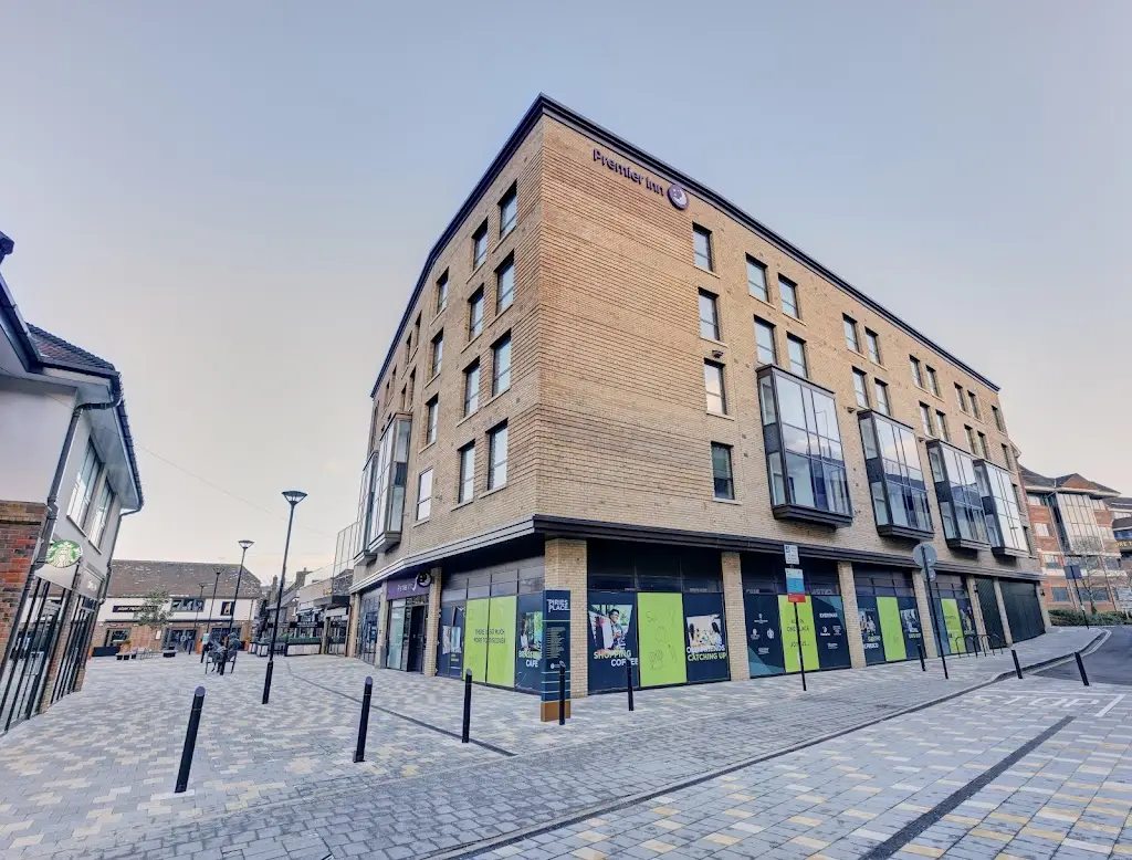 Premier Inn Horsham Town Centre hotel_Slinfold_slider_image_1