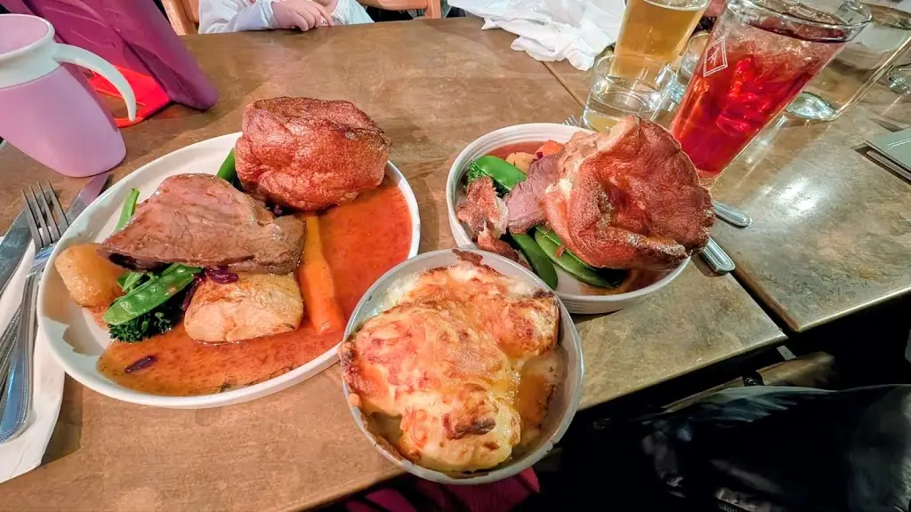 Adam and Eve_Alnwick_slider_image_3