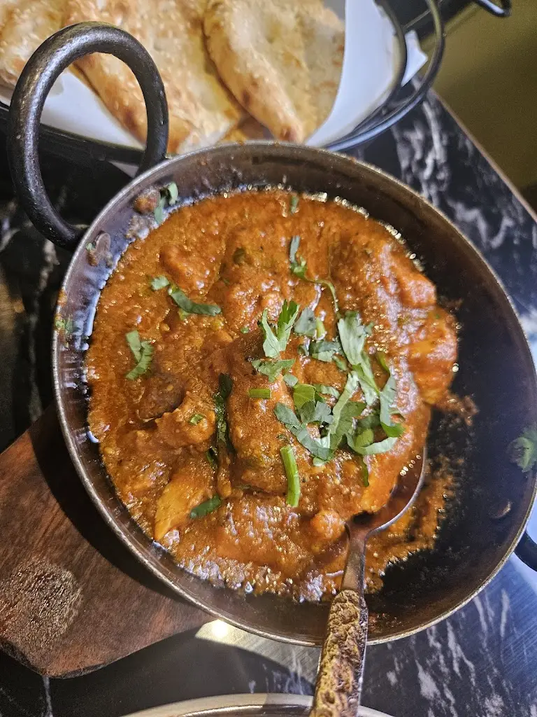 Dee_Spice Village Southall_Southall_reseña