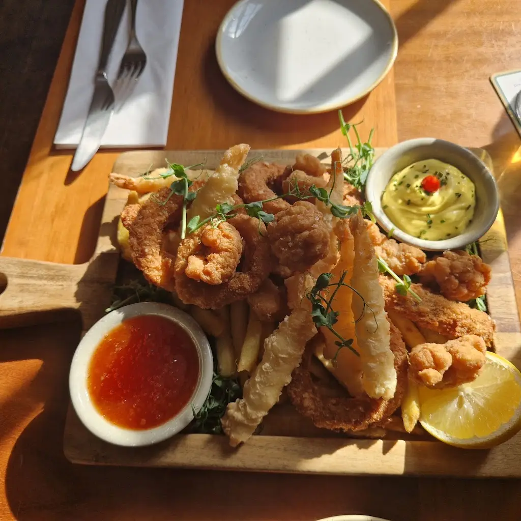 Scott Thomas Smith_Golden Lion_Southwick_review