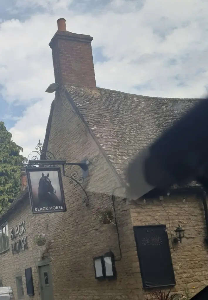 D Y_The Black Horse_Standlake_recensione