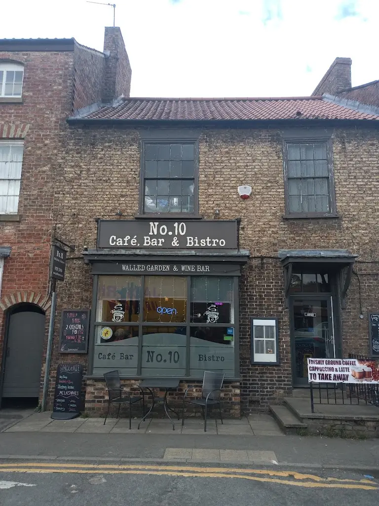 No. 10 Cafe Bar & Bistro_Stamford Bridge_slider_image_3