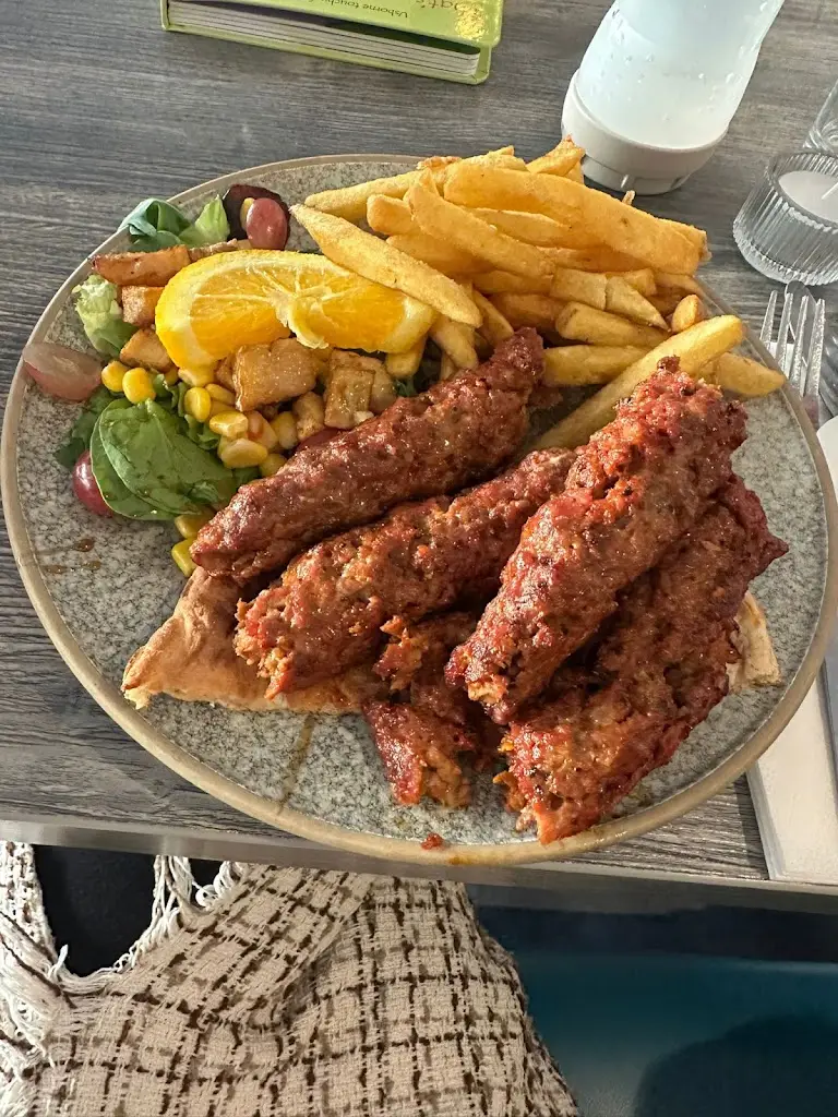 Messy Maiss_Enver's Bar and Grill_Stannington_review