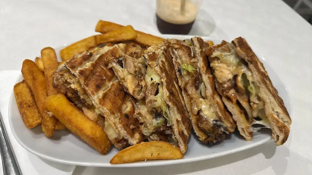 Τζόρτζο Χιμολλάρι_Greek Blue Sky_Stannington_review