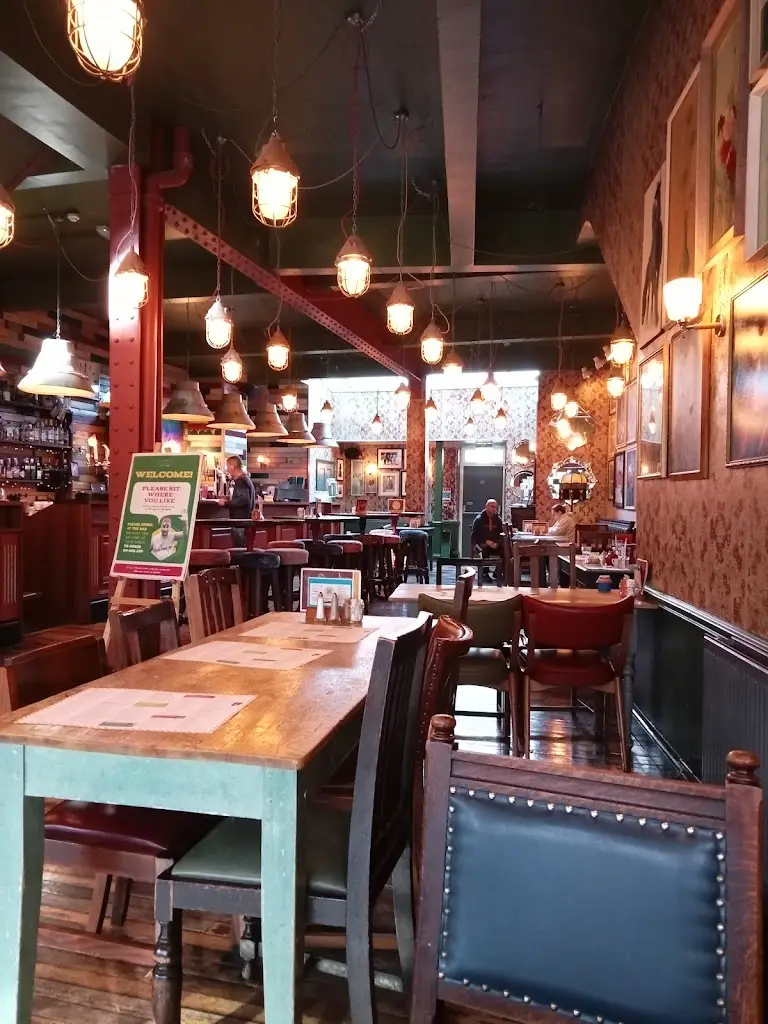 Christine Burns_Curio Lounge_Stroud_review