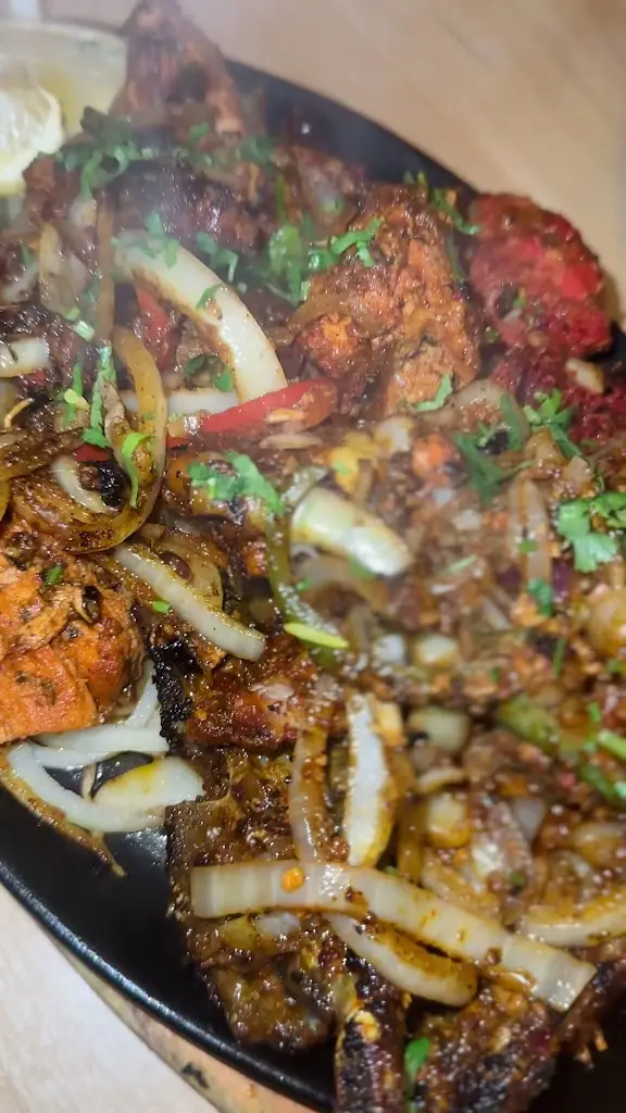 Jo Mathew_The Bas Bar_Strood_reseña