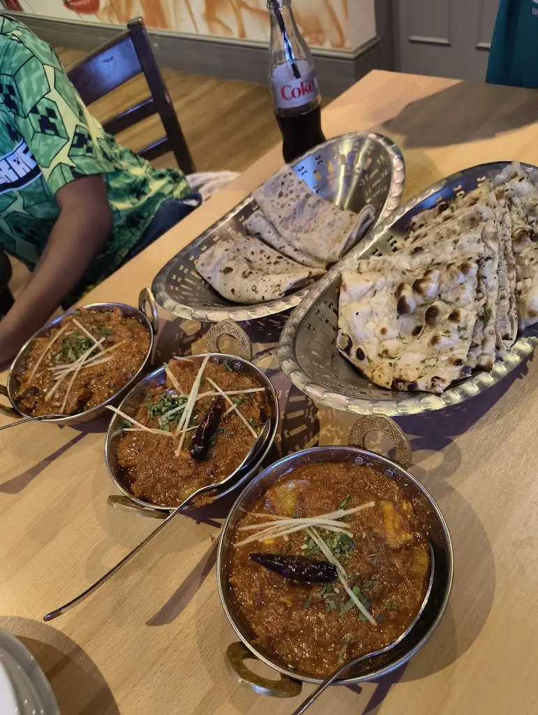 Shashank Jha_The Bas Bar_Strood_reseña