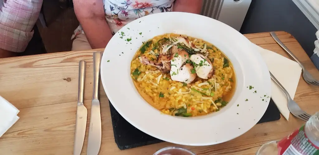 Henryk Kaskow_The White Horse_Storrington_review