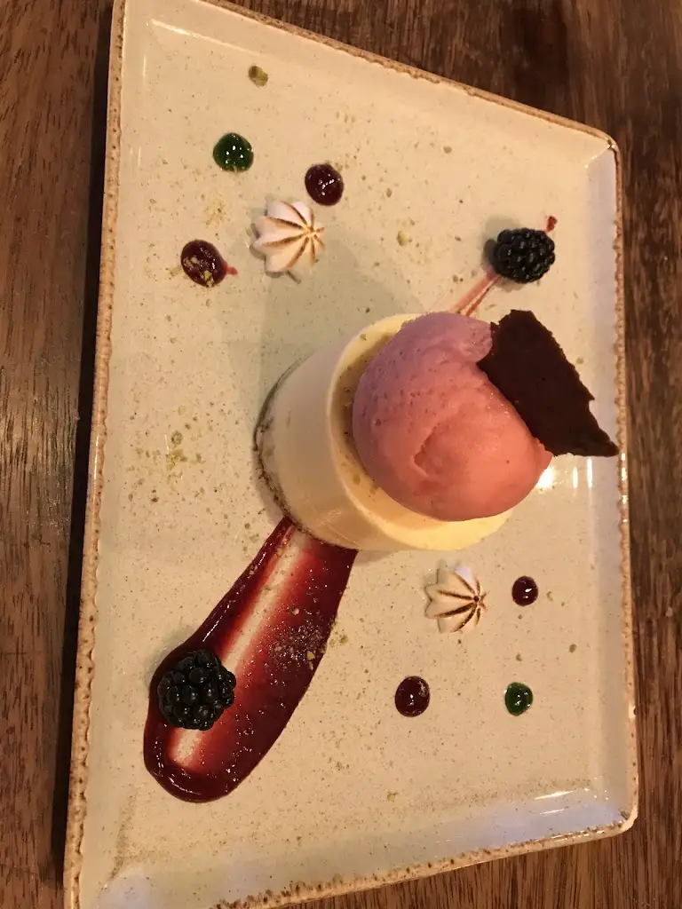 Hannah Katerina-Yelena Jessen_Ye Olde Red Lion_Sutterton_review