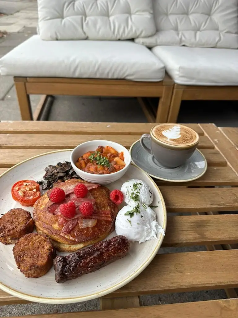 Los Nomadas_Beaconsfield_slider_image_2