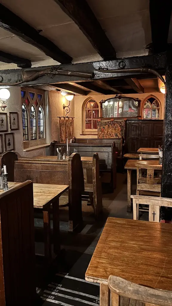 The Royal Standard of England_Beaconsfield_slider_image_3