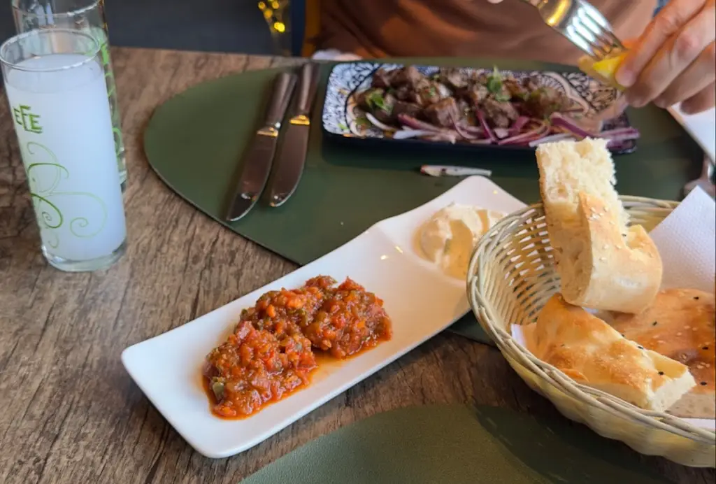 Deniz Yasar Aslan_Turquoise Kitchen_Stratford-upon-Avon_review