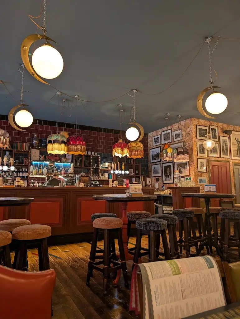 Olufemi Okeowo_Tiempo Lounge_Sutton_recensione