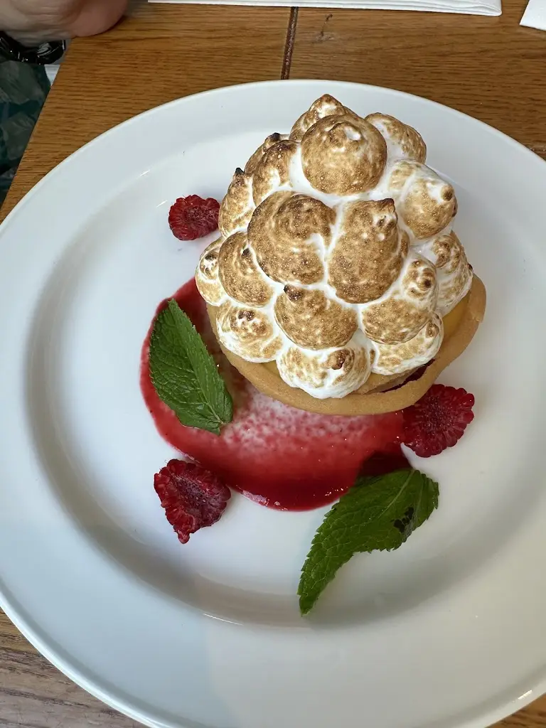 Natasha Wiening_The White Horse_Beaconsfield_review