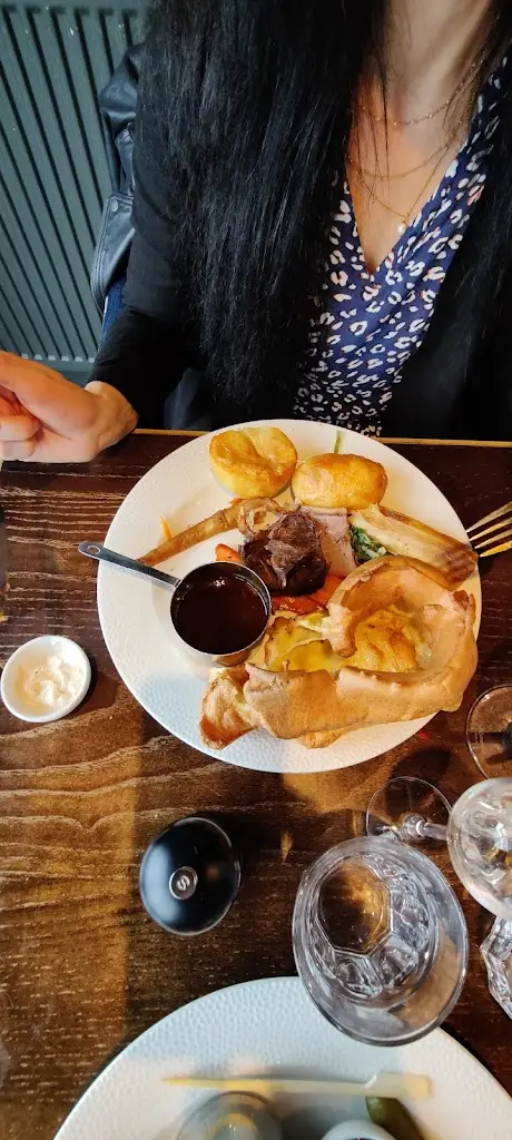 Peter N_Harts Boatyard Surbiton_Surbiton_review