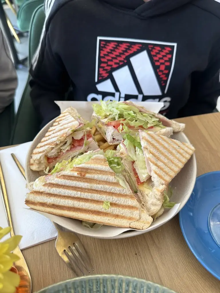 Yanitsa Kostadinova_Eff Café London_Surbiton_review