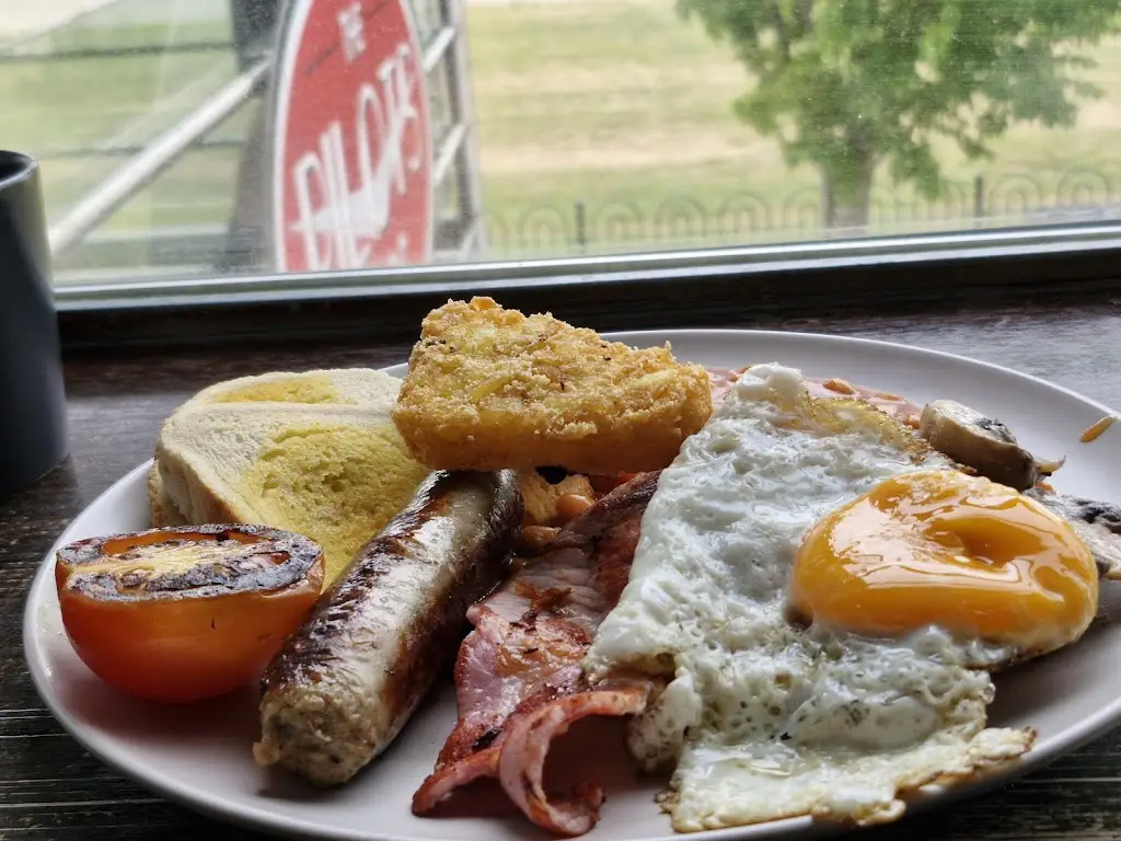 Damien Peckham_The Pilots Mess_Sywell_review