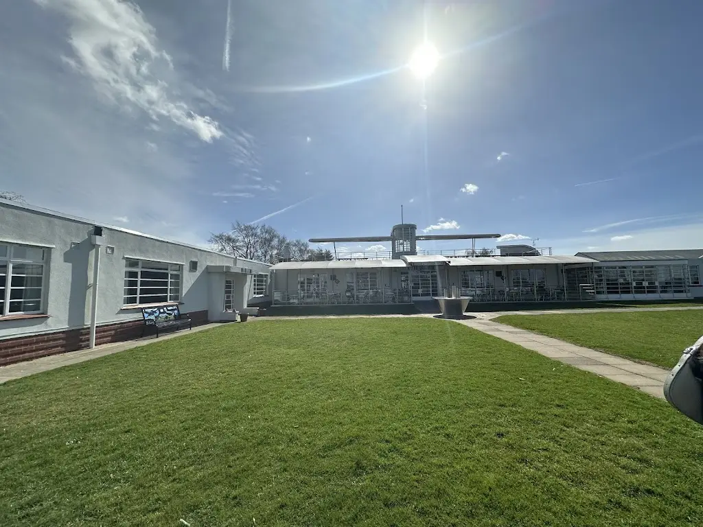 Angelos Lakrintis_The Pilots Mess_Sywell_review