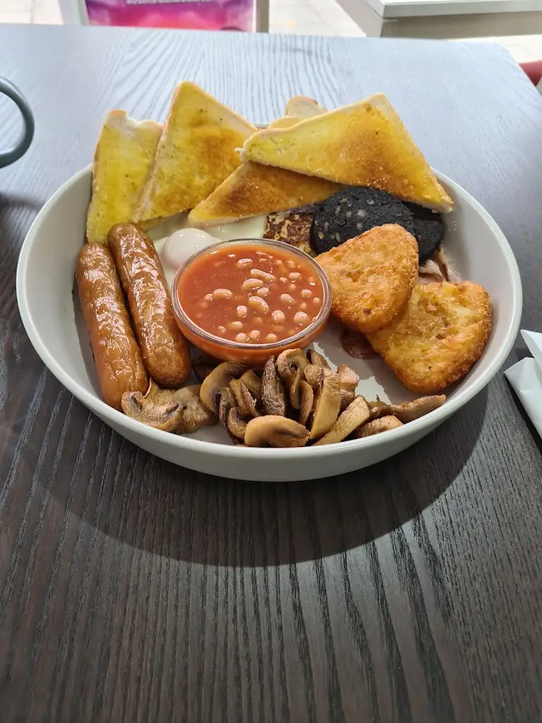 Lawrence Powell_Lola's cafe_Swanscombe_review