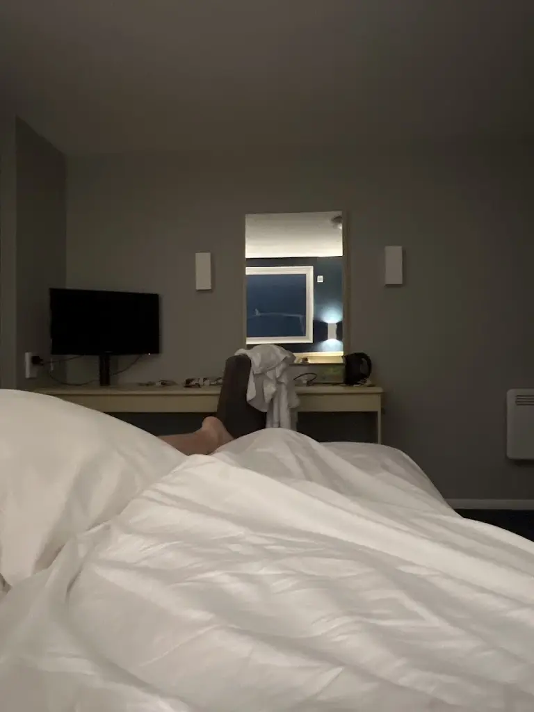 Lolza Vlogs_Travelodge Cambridge Swavesey_Swavesey_review