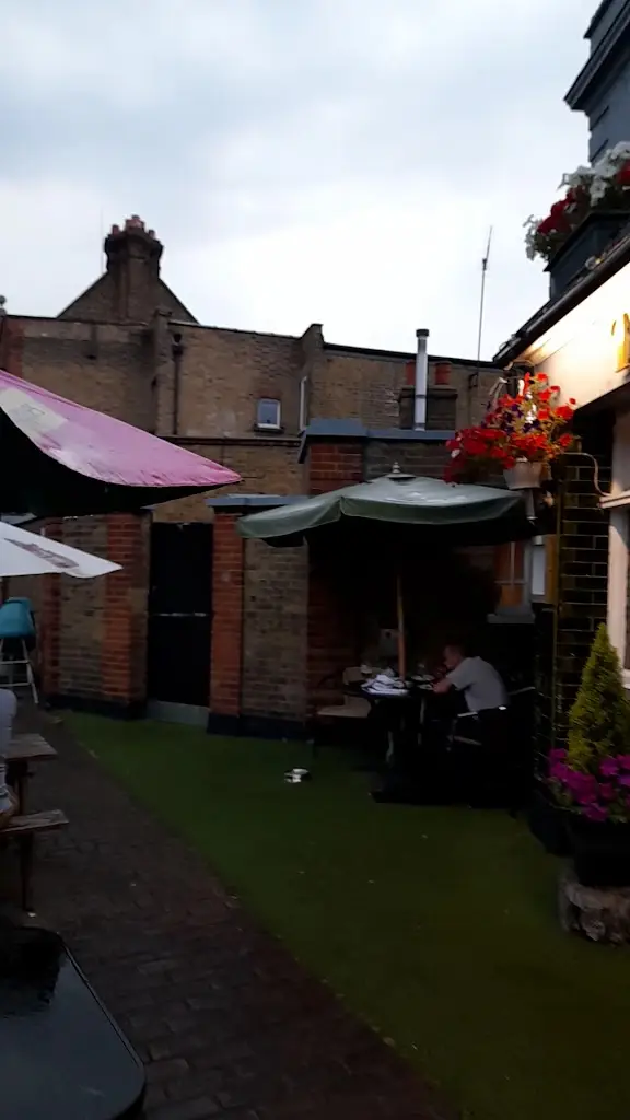 Batman & Robin_The Ferry_Thames Ditton_reseña