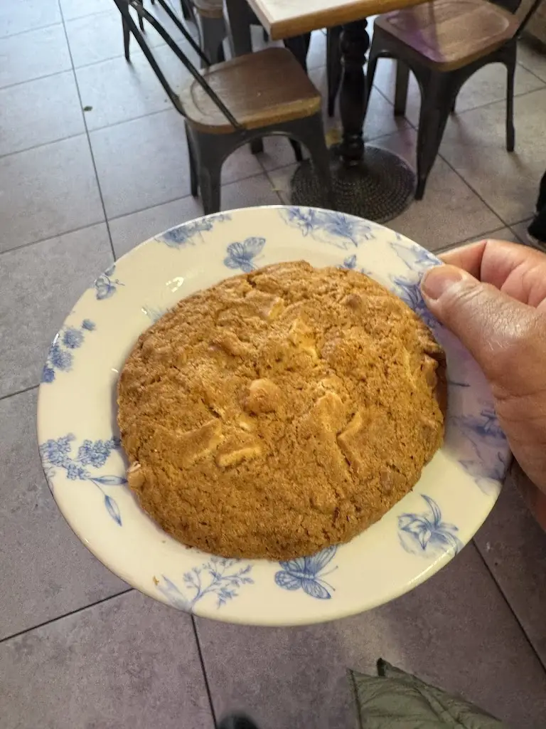 N M_Nice Buns Café_Thames Ditton_review