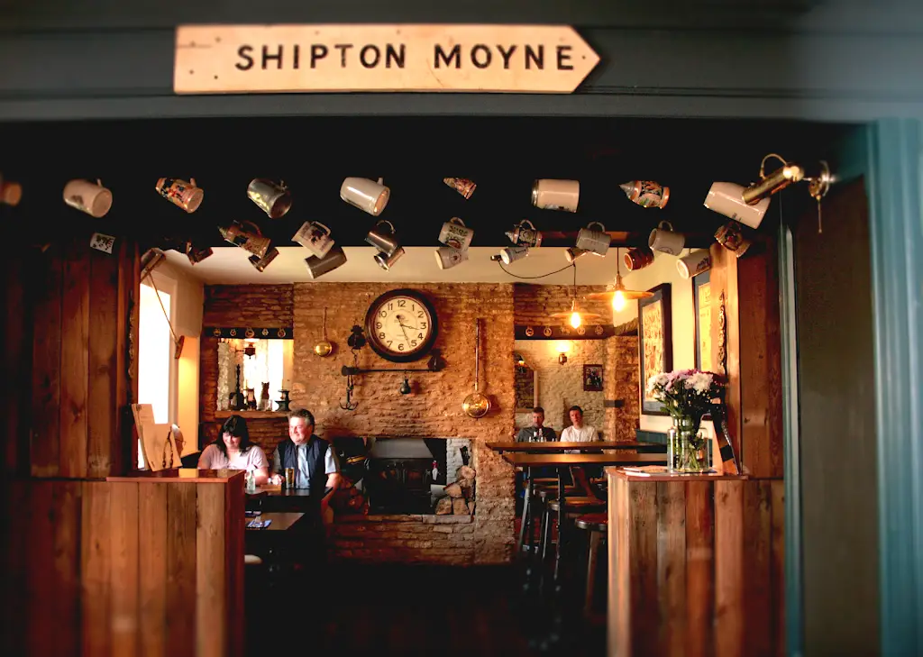 Cat & Custard Pot Inn_Tetbury_slider_image_1