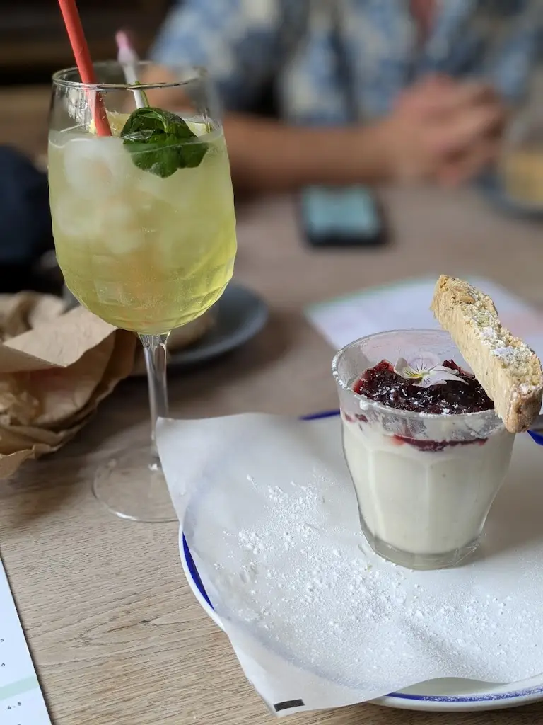 Maria Coelho_Hawkes House_Thornbury_reseña