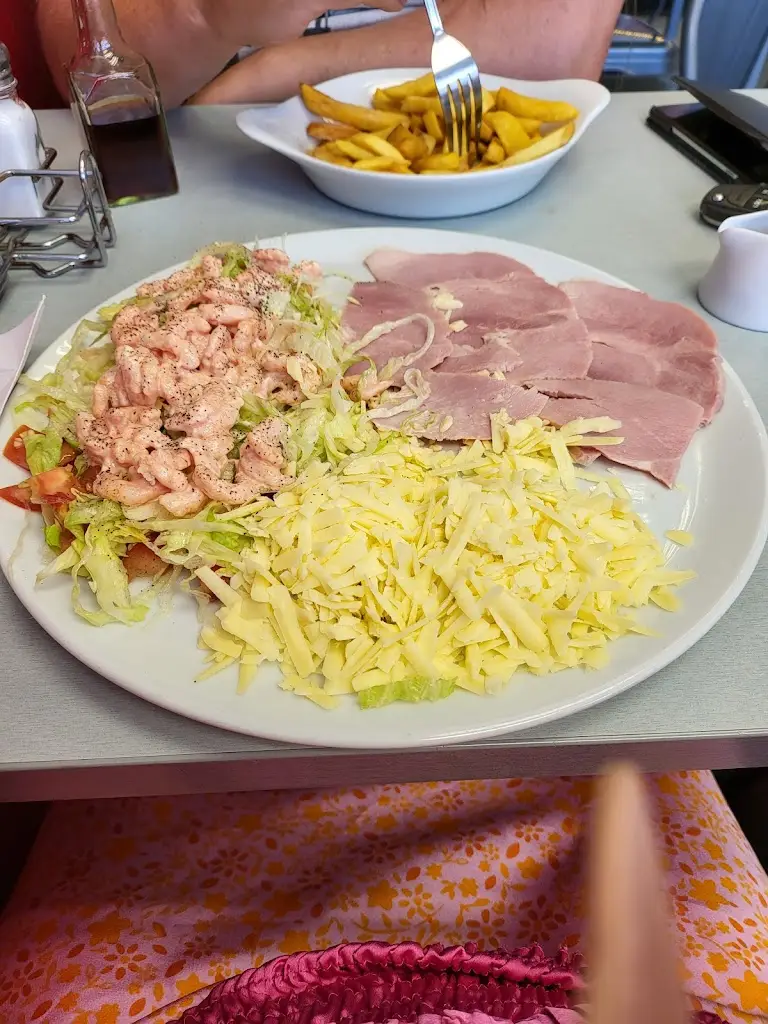 sharon coolman_Mo's Cafe_Tiptree_review