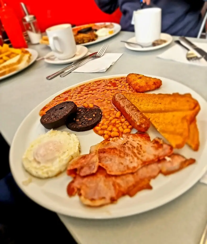 Evan Harris_Mo's Cafe_Tiptree_review