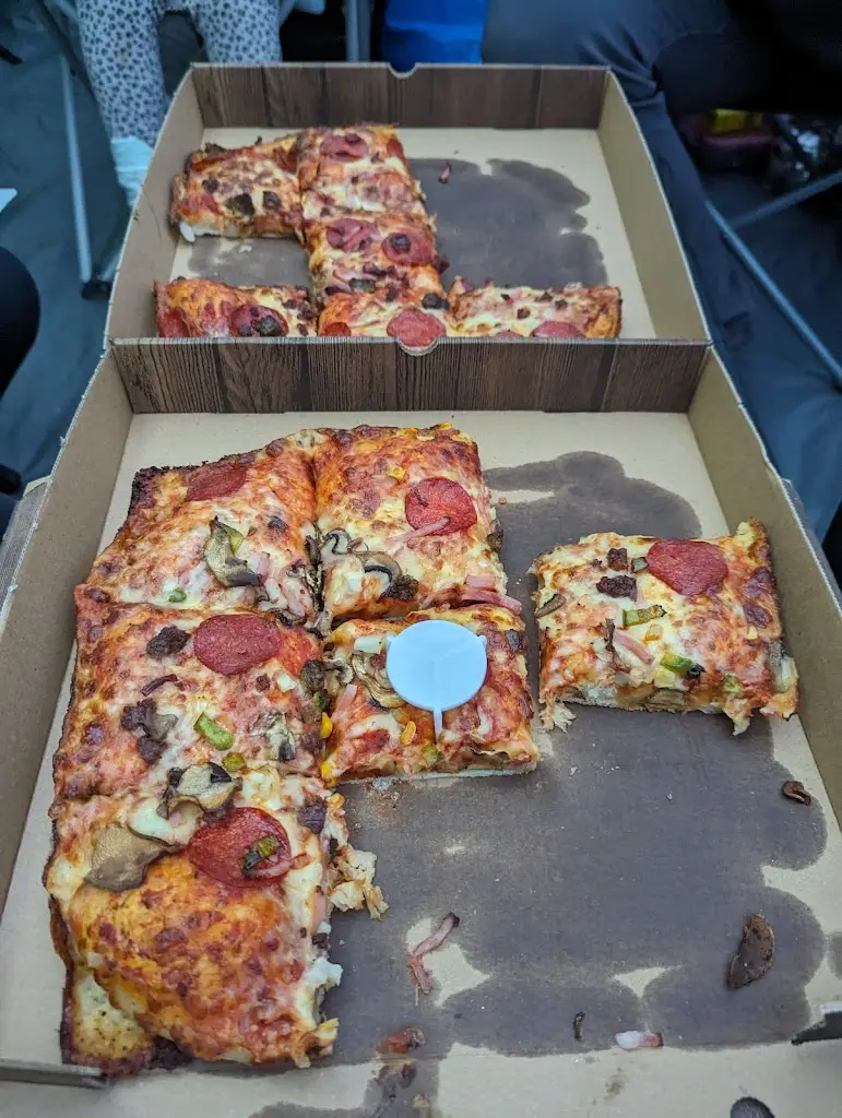 Steve Dennis_Petrony's Pizza_Totton_review