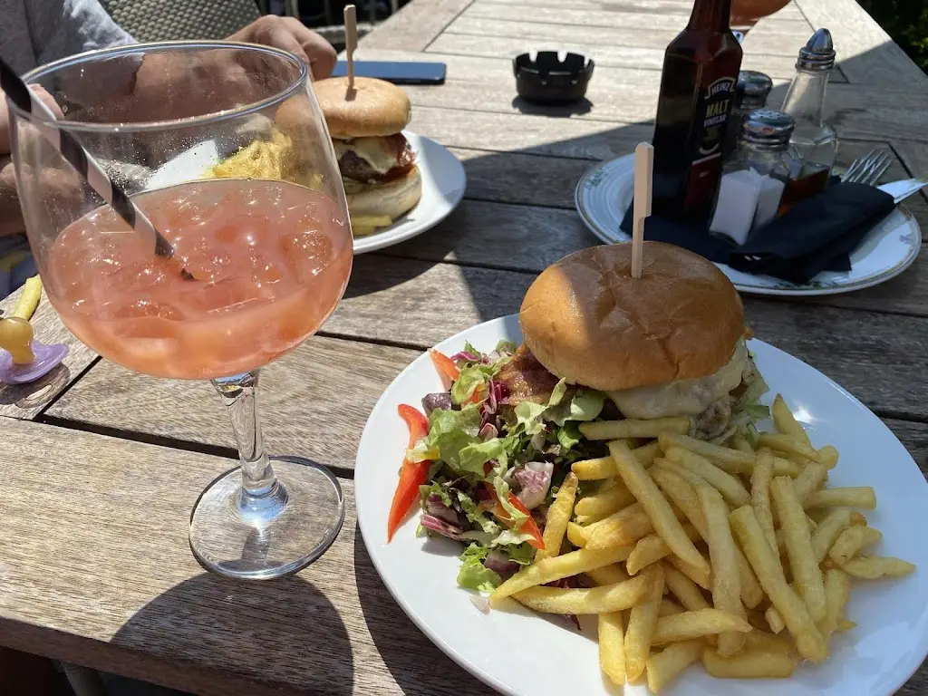 Dean Haskell_The Holly Tree_Walberton_review