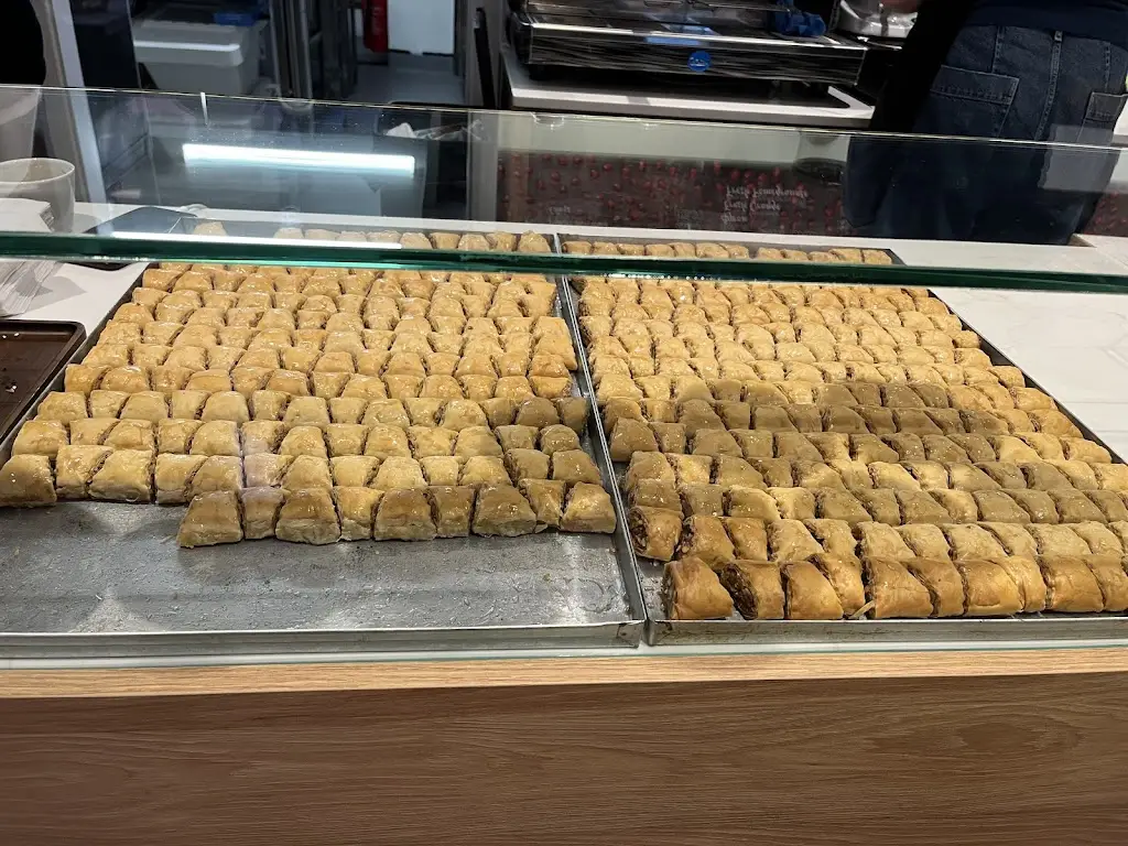 Menu_Romaan_Walton-on-Thames_image_3