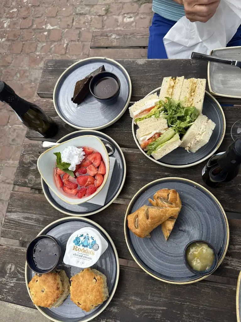 leann griggs_The Anglers Walton Thames_Walton-on-Thames_review