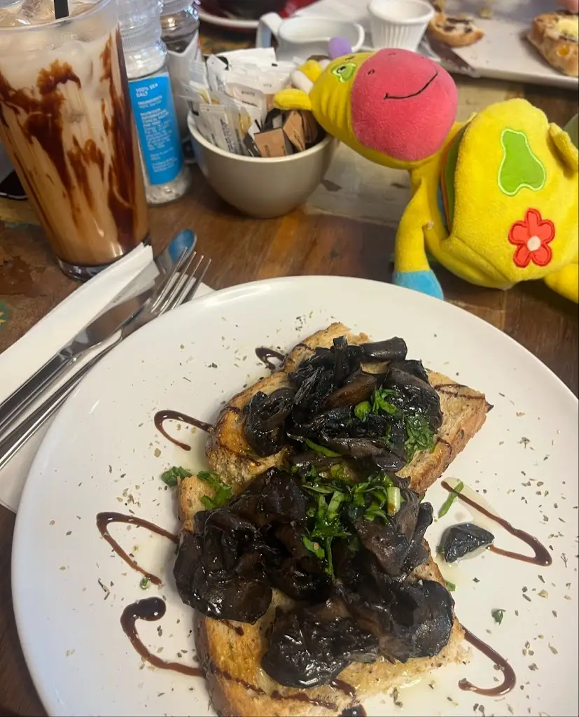 K Santos_Henry's Cafe, Book Shop And Antiques_Upton upon Severn_recensione