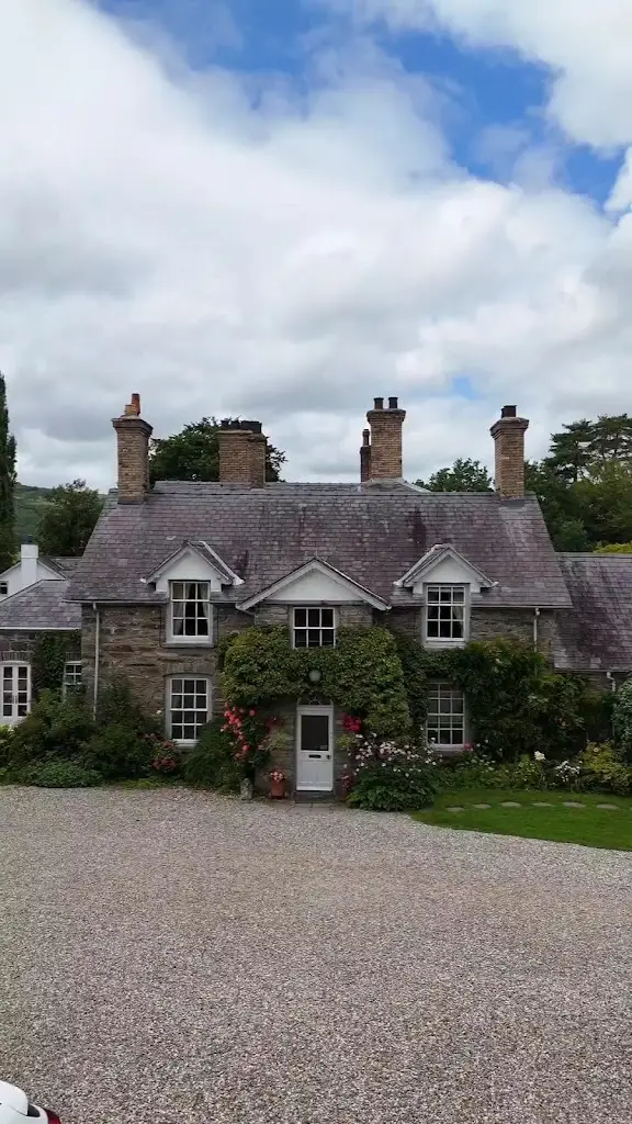 Llio Angharad_Tyddyn Llan_Wales_reseña