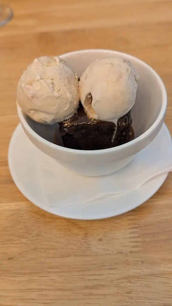 Yvette Obeney_The Victory_Walton-on-the-Naze_review