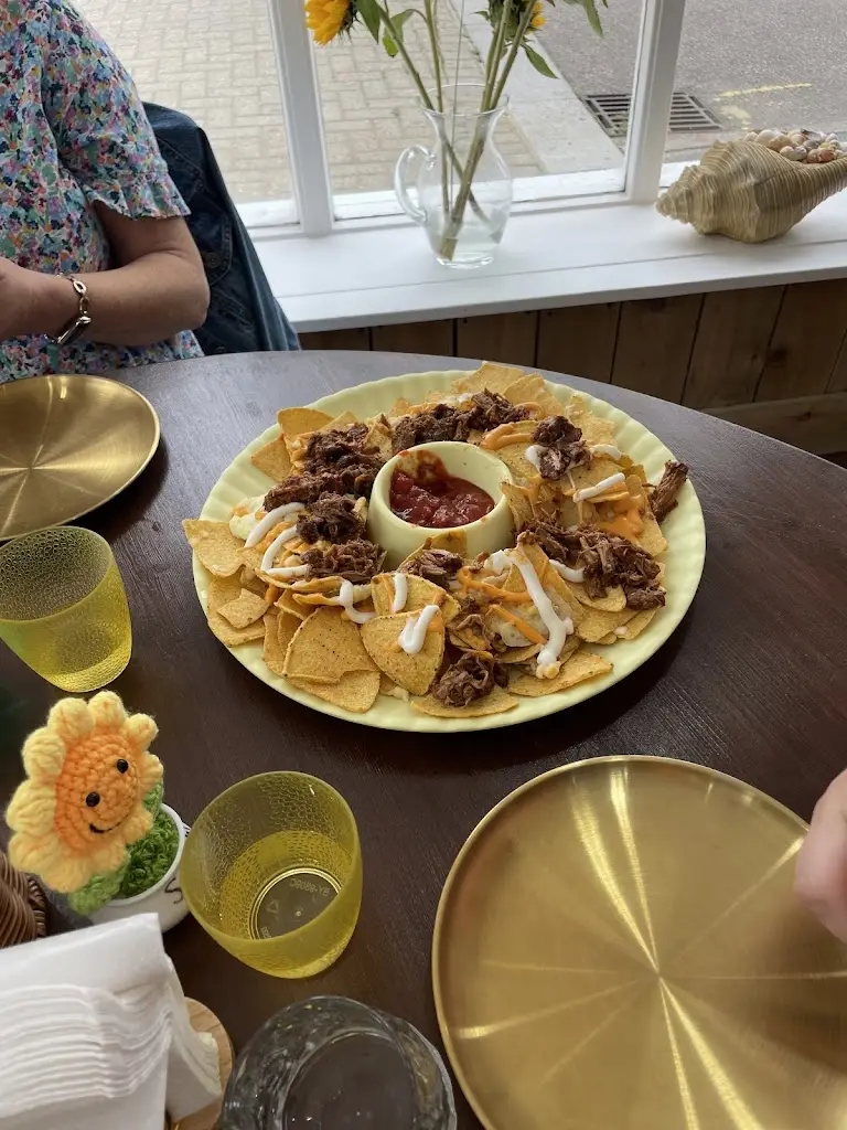 Sophie Hendry_High Tide_Walton-on-the-Naze_reseña