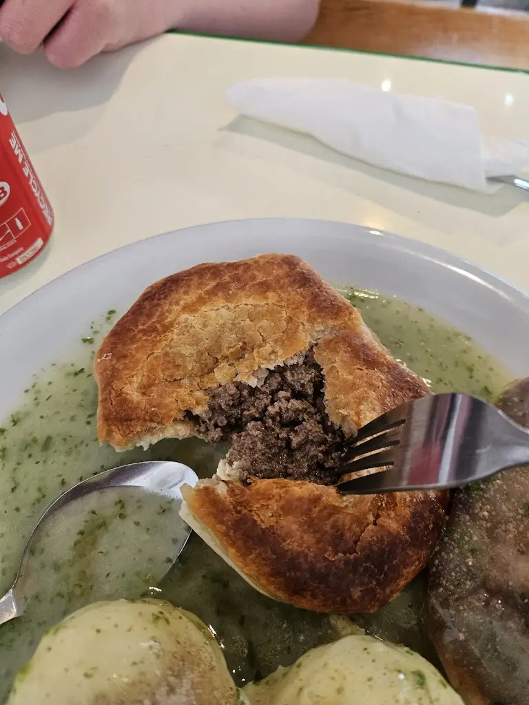 Nathan Bowers_Whites Pie and Mash Shop_Walton-on-the-Naze_recensione