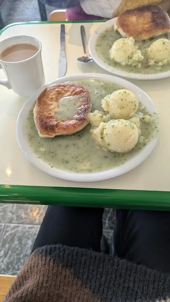 Yvette Obeney_Whites Pie and Mash Shop_Walton-on-the-Naze_recensione