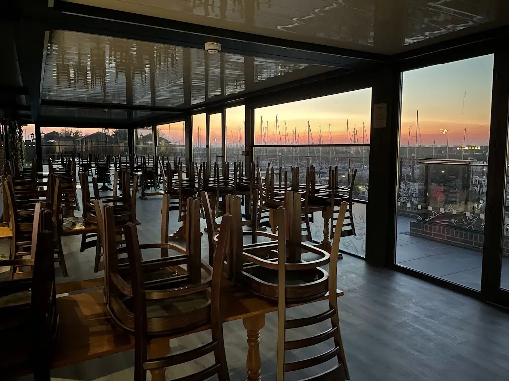 Harbour Lights Seafood Restaurant_Walton-on-the-Naze_slider_image_1