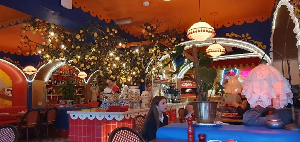 Red Hot Mamma Warwick_Warwick_slider_image_3