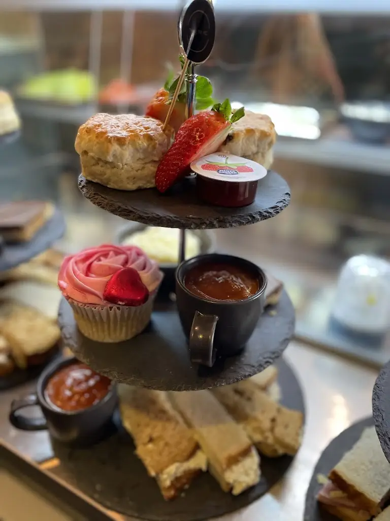 Dining at 412_Warlingham_slider_image_3