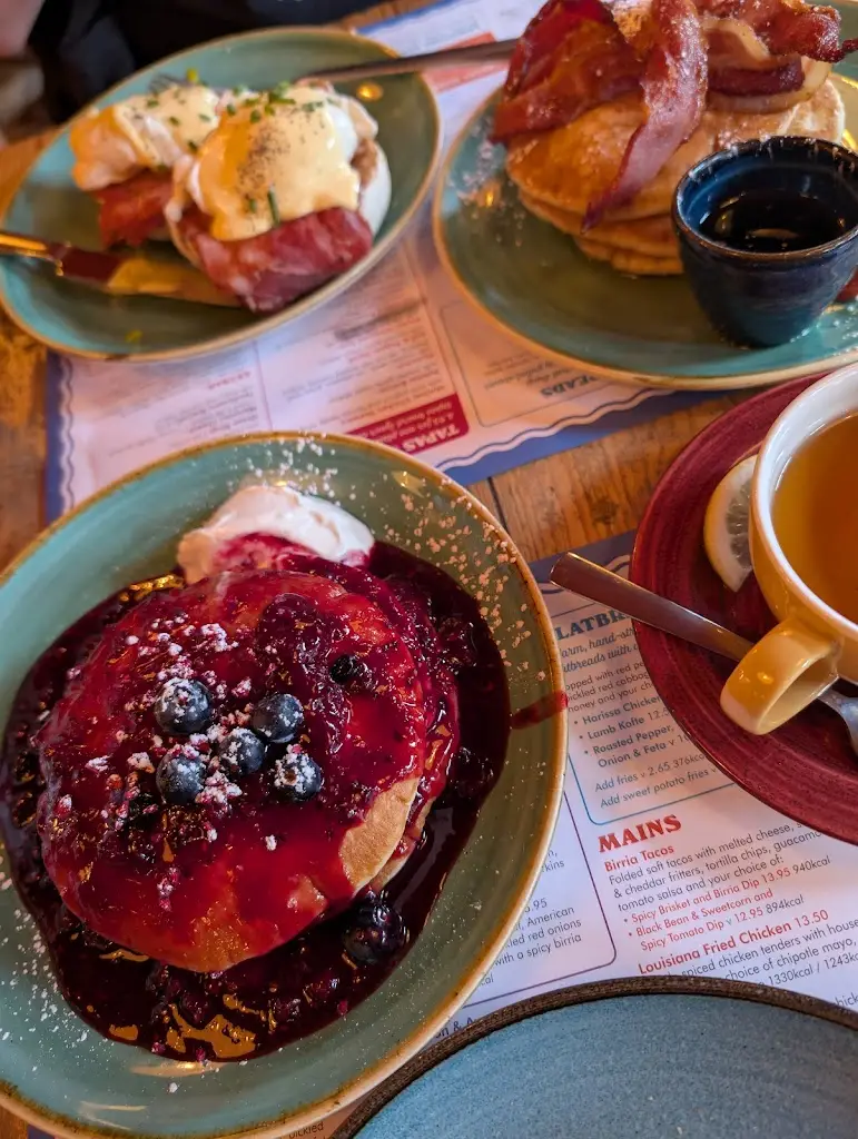 Katalin Vasvári_Dorado Lounge_Warrington_review