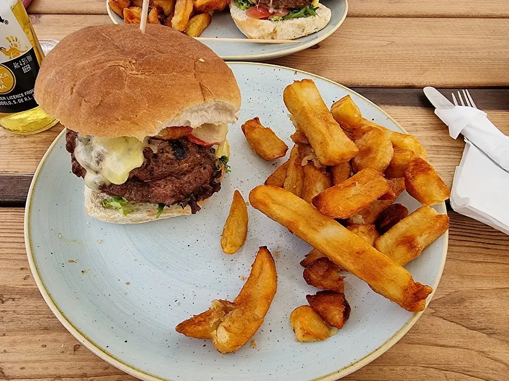 The Hanging Gate_Weaverham_slider_image_2