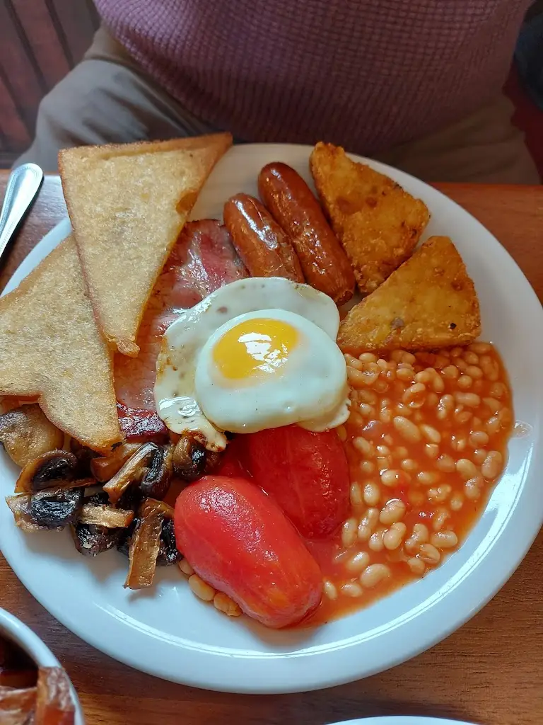 Helen Leeson_Olde Red Lion_Wellow_review