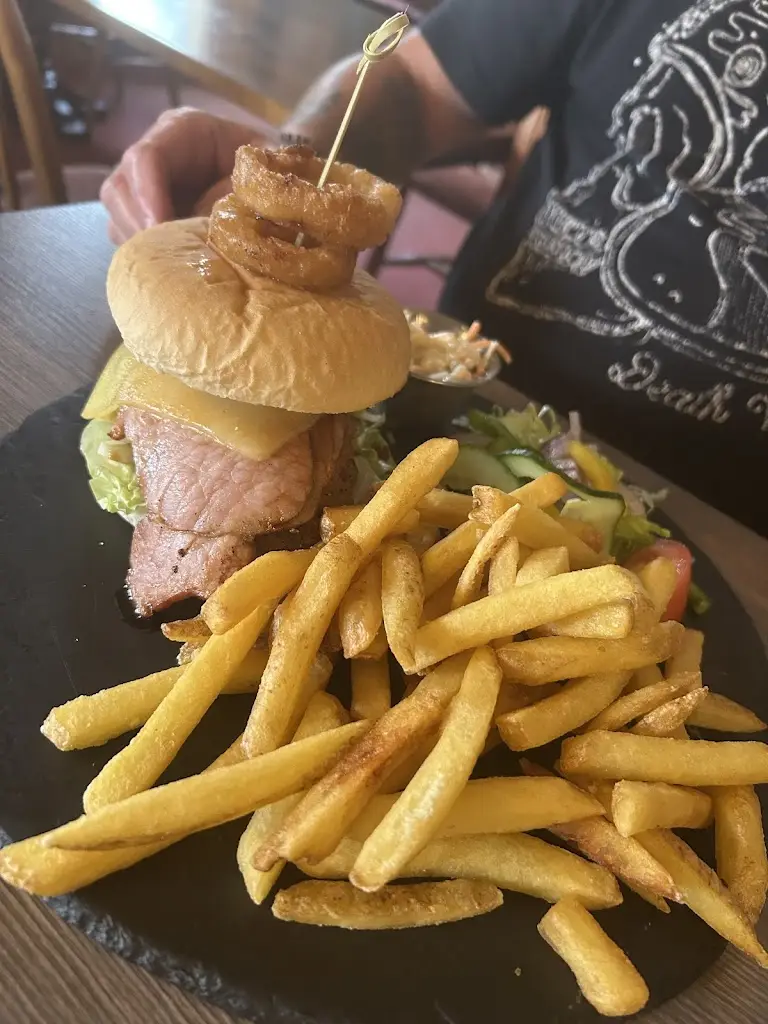 Axe & Cleaver Inn_Alford_slider_image_3