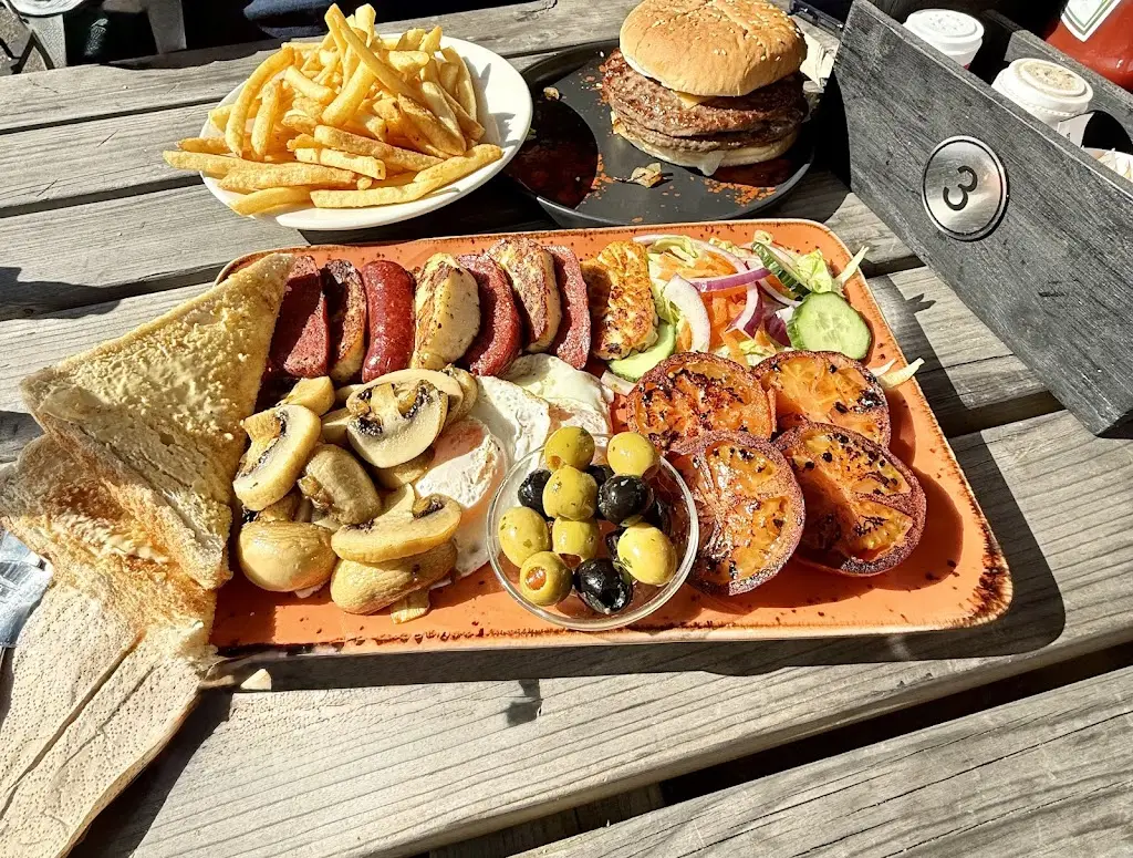 Yasemin Aksoy_Happy Bellys Cafe & Restaurant_Welling_review