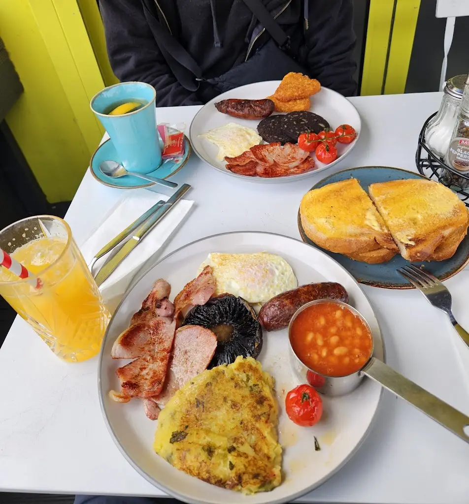 Christine L_Giggling Sausage_Welling_review