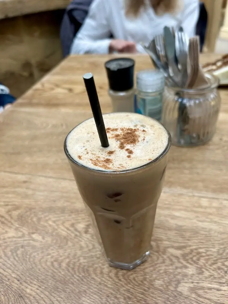 Alice Main_The Emporium Cafe_West Coker_recensione